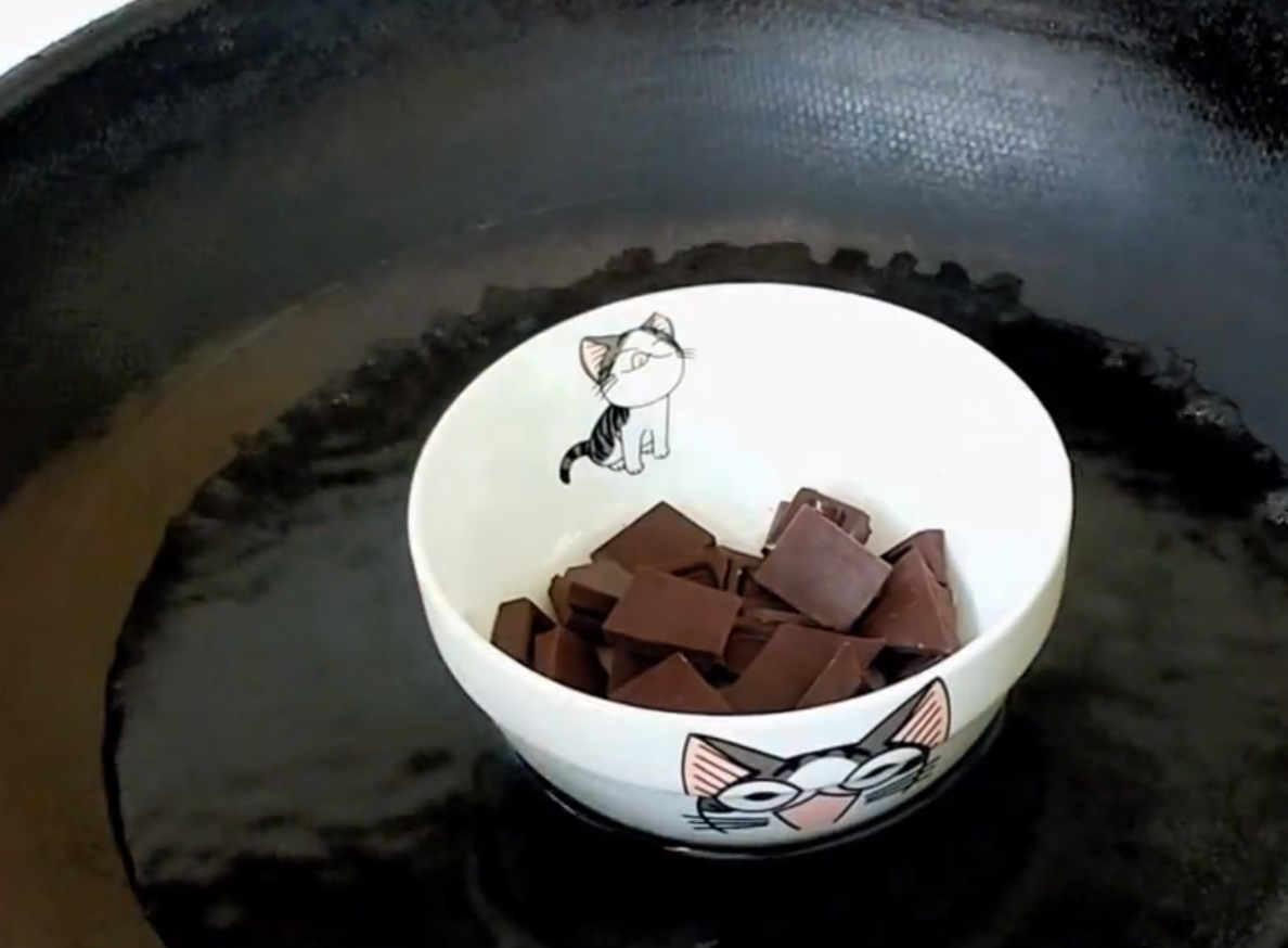 Có thể phủ thêm sô cô la bên ngoài kem bằng cách đun chảy các viên sô cô la,