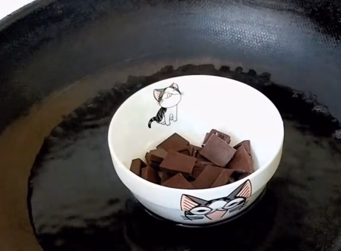 Có thể phủ thêm sô cô la bên ngoài kem bằng cách đun chảy các viên sô cô la,