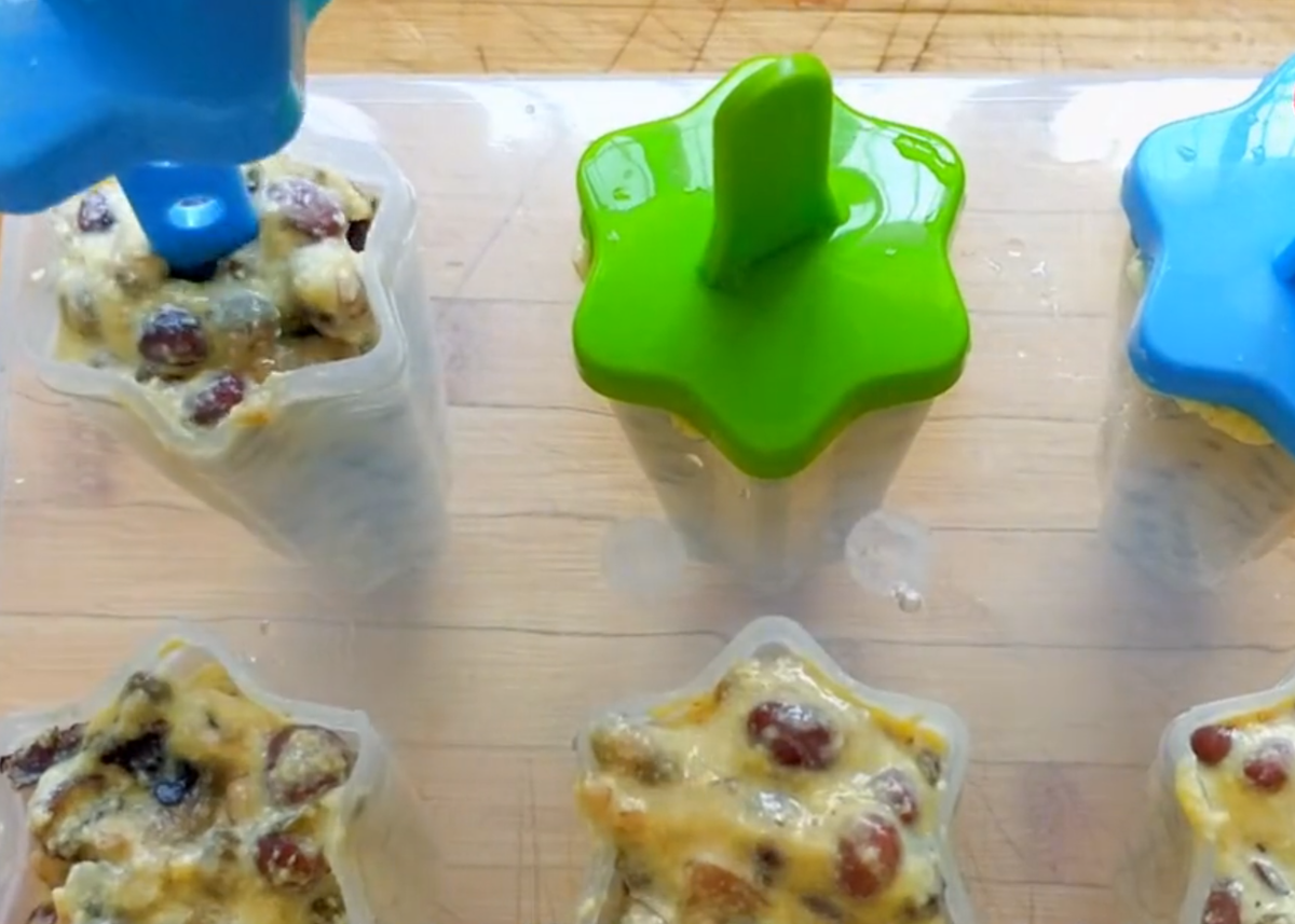 Đổ hỗn hợp vào khay làm kem.