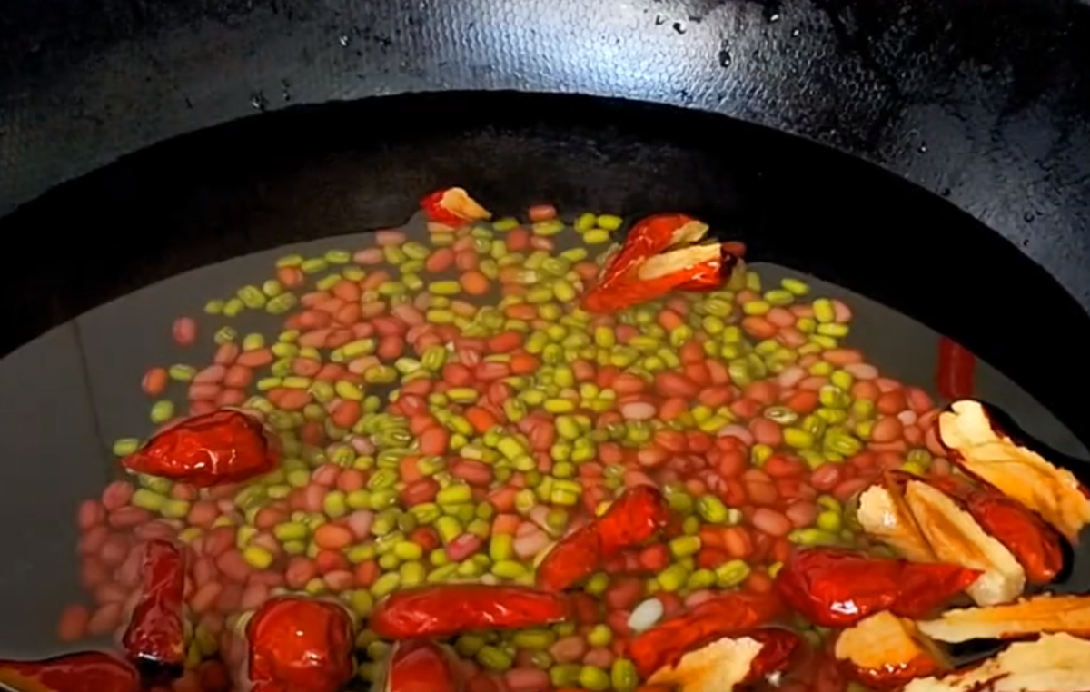 Cho nước vào đậu đã ngâm, cho thêm một chút táo đỏ, đun lửa to khoảng 20 phút.