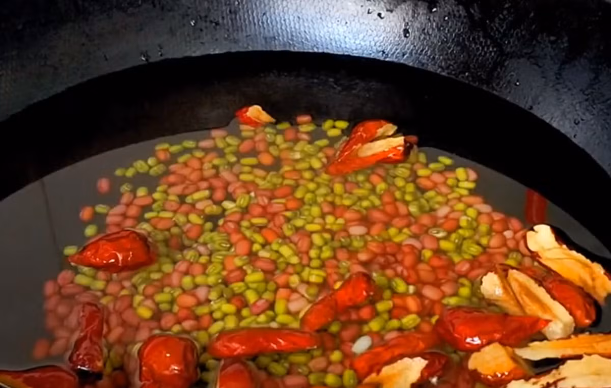 Cho nước vào đậu đã ngâm, cho thêm một chút táo đỏ, đun lửa to khoảng 20 phút.