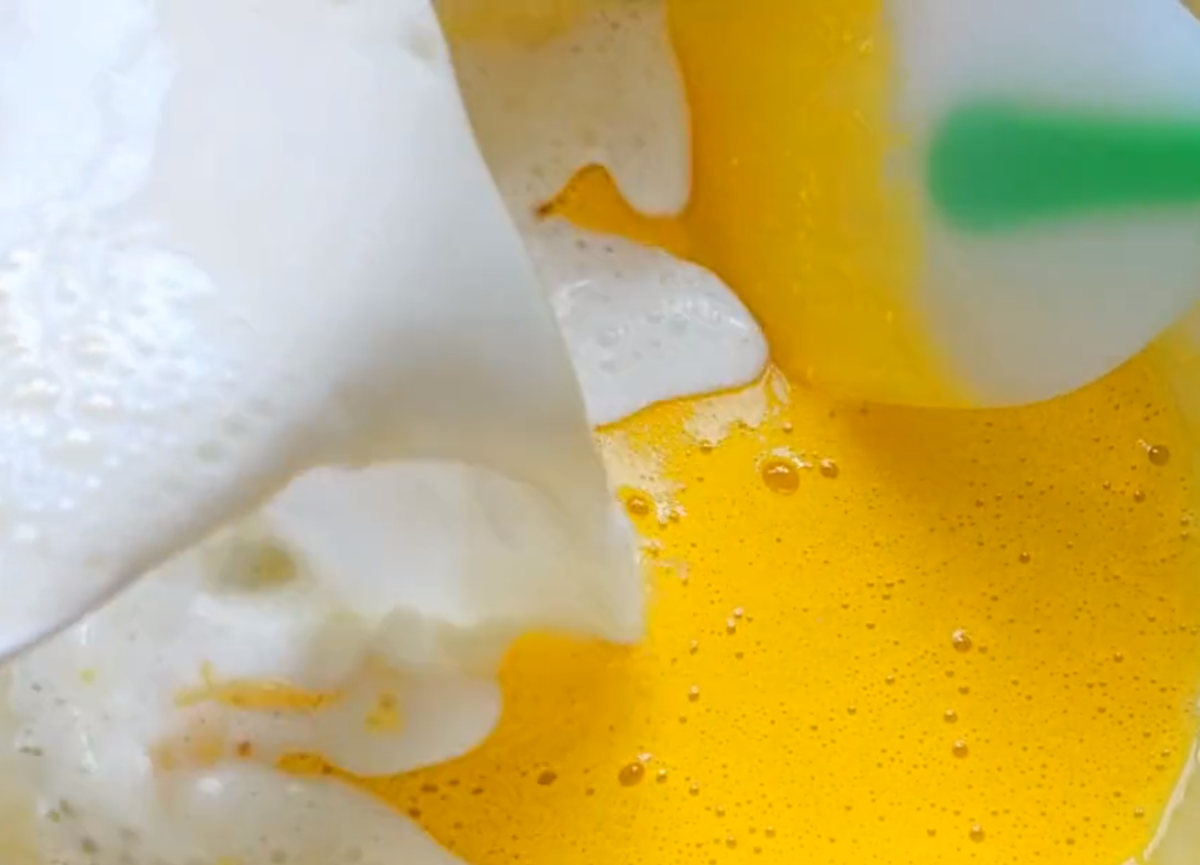 Trong một bát nhỏ, trộn đều hai lòng đỏ trứng, 30 gram sữa bột, 50 gram đường trắng. Sau đó đổ sữa đã nấu chín vào trộn đều.