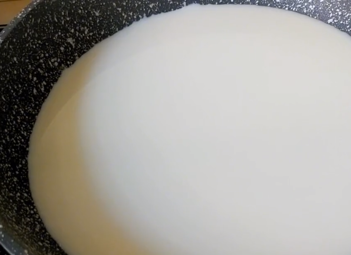 Đổ 150ml sữa vào nồi đun nhỏ lửa, sôi nhẹ thì tắt bếp để nguội.