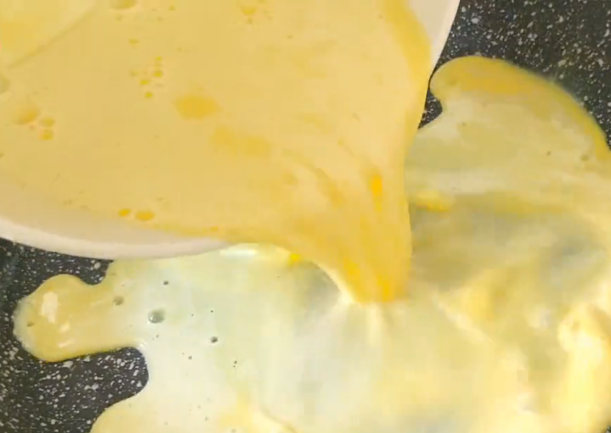 Đổ hỗn hợp vào nồi có miệng nông, để lửa nhỏ, đảo đều tay tránh để dính nồi.