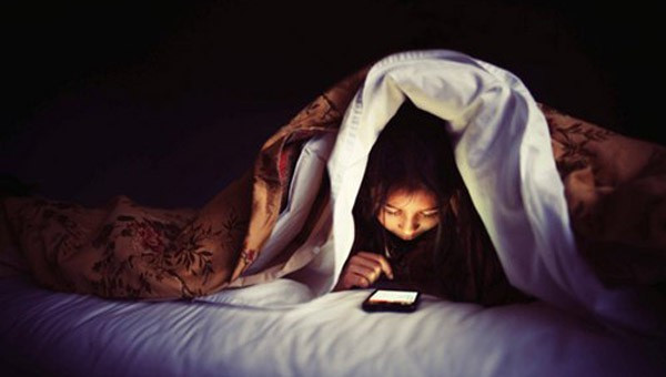 Thức khuya, mất ngủ sẽ khiến cơ thể mệt mỏi, làm ảnh hưởng trực tiếp đến quá trình trao đổi chất. Khi đó, việc hấp thụ dinh dưỡng giúp cơ thể phát triển sẽ bị ảnh hưởng. Ảnh: ngaynay.