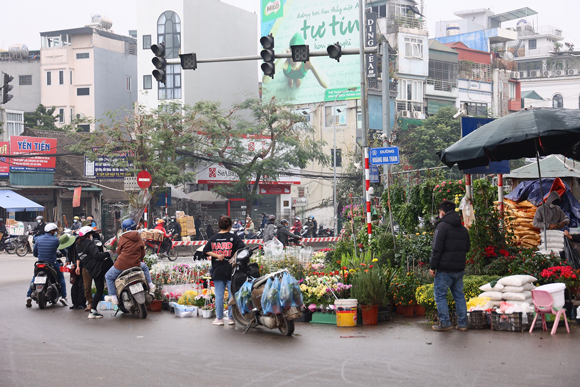 Đầu đường Hoàng Hoa Thám, cửa hàng bán hoa tràn cả xuống lòng đường bày hàng.