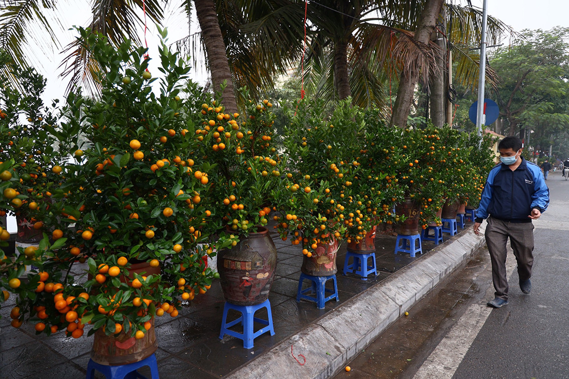 Người dân phải đi bộ dưới lòng đường.