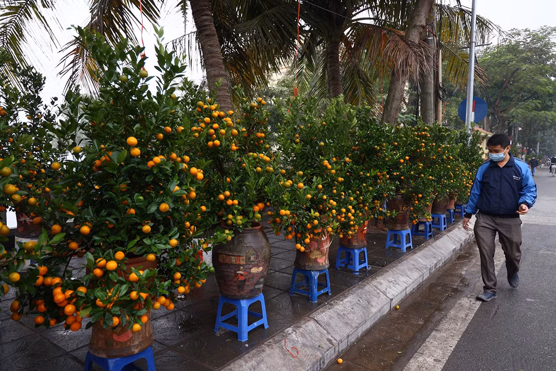 Người dân phải đi bộ dưới lòng đường.