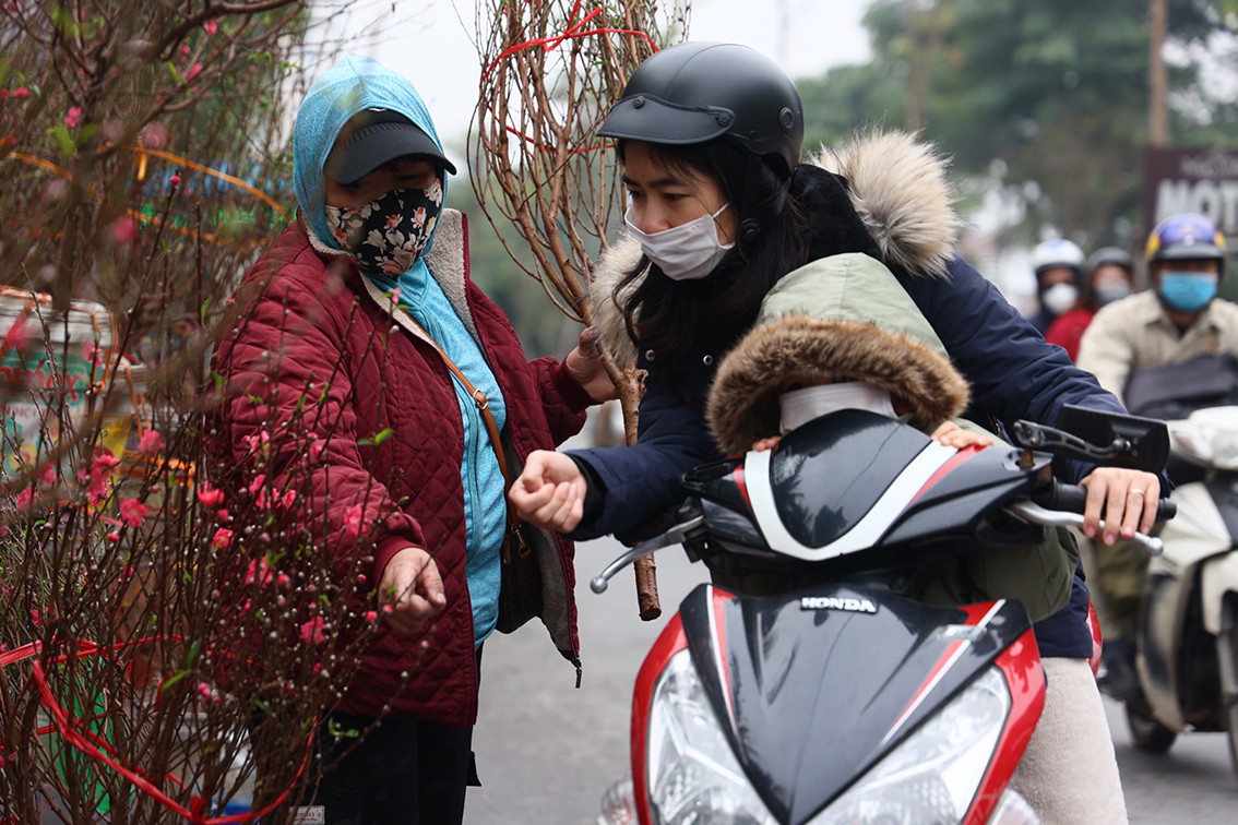 Do nhu cầu mua bán nhanh gọn nên nhiều người dân cũng chỉ dừng xe lại mua nhanh rồi đi.