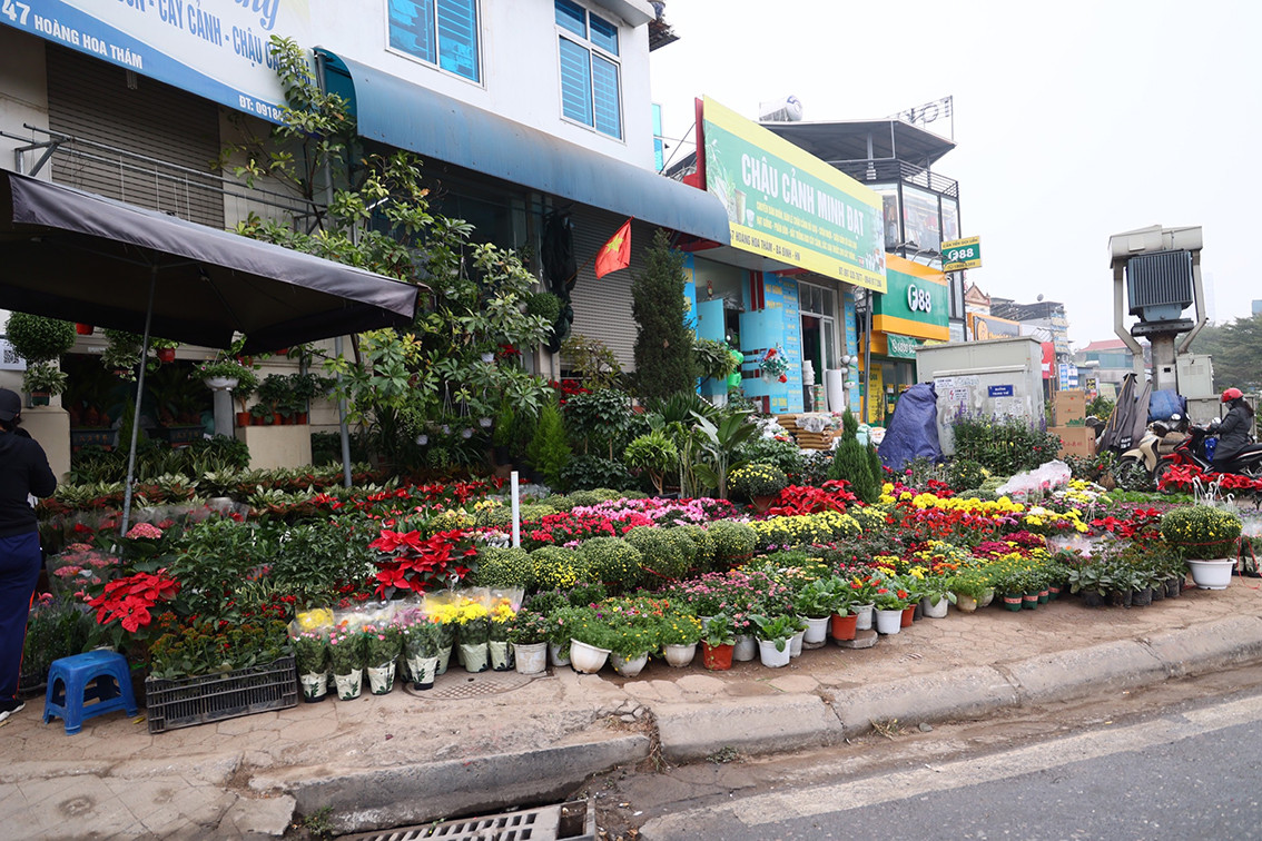 Toàn bộ vỉa hè rộng đã không còn lối nào cho người đi bộ.