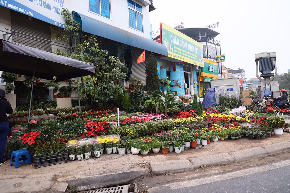 Toàn bộ vỉa hè rộng đã không còn lối nào cho người đi bộ.