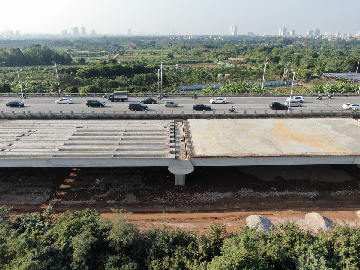 Một số nhịp cầu bên phía quận Long Biên đã hoàn thành phần trụ, các nhà thầu đang tiến hành lao dầm, đan sắt, đổ bê tông mặt...