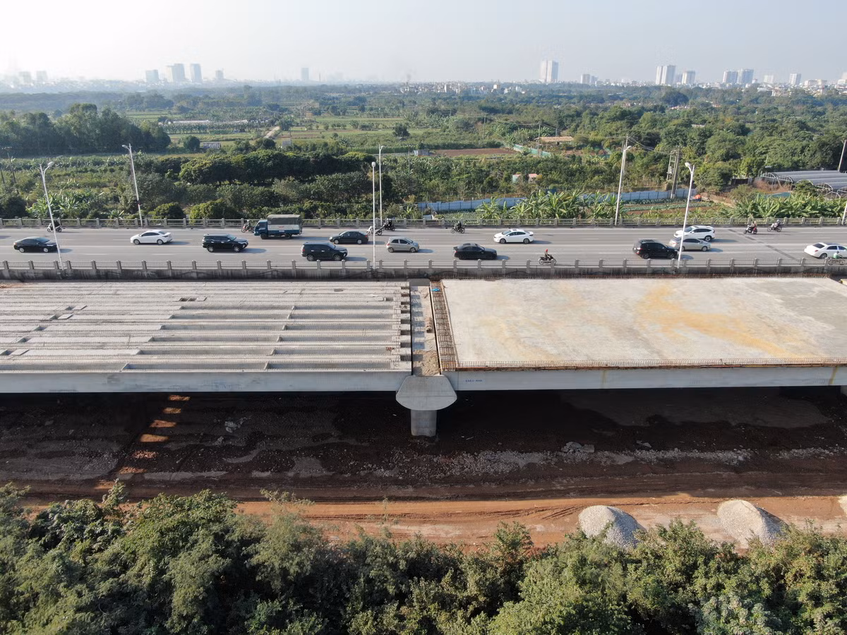 Một số nhịp cầu bên phía quận Long Biên đã hoàn thành phần trụ, các nhà thầu đang tiến hành lao dầm, đan sắt, đổ bê tông mặt...