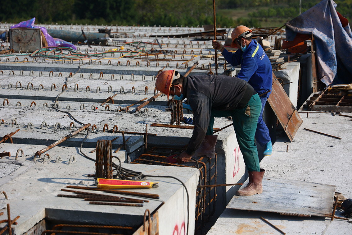 Cầu Vĩnh Tuy 2 được xây dựng với kết cấu, hình dáng tương tự cầu Vĩnh Tuy 1 và nằm song song với cầu Vĩnh Tuy 1.