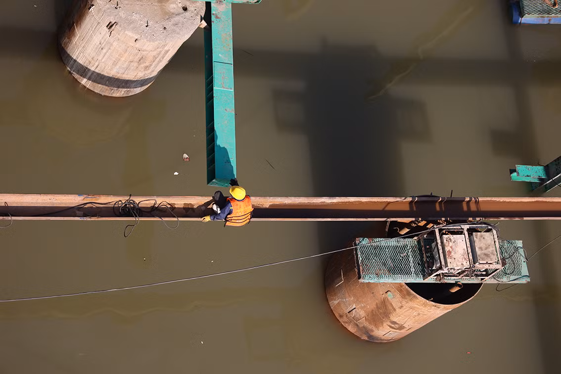 Theo ghi nhận của PV Báo Tri thức và Cuộc sống, đơn vị thi công đang tập trung đổ những trụ cầu ở giữa sông Hồng.