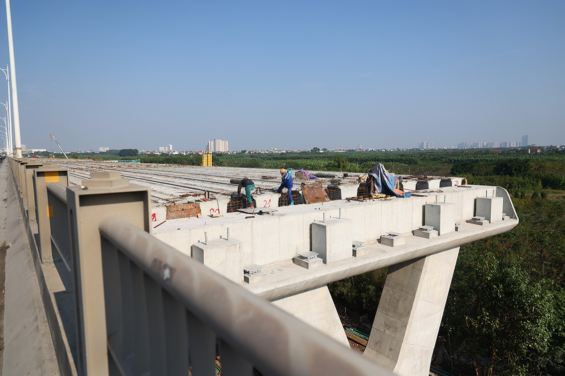 Khởi công từ Tháng 1/2021, sau một năm thi công cầu Vĩnh Tuy 2 dần lộ diện khi các dầm cầu đã được hoàn thiện.