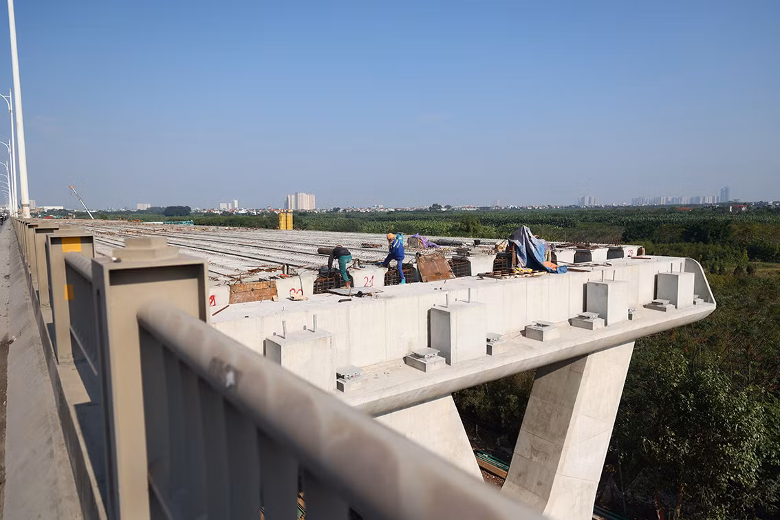 Khởi công từ Tháng 1/2021, sau một năm thi công cầu Vĩnh Tuy 2 dần lộ diện khi các dầm cầu đã được hoàn thiện.