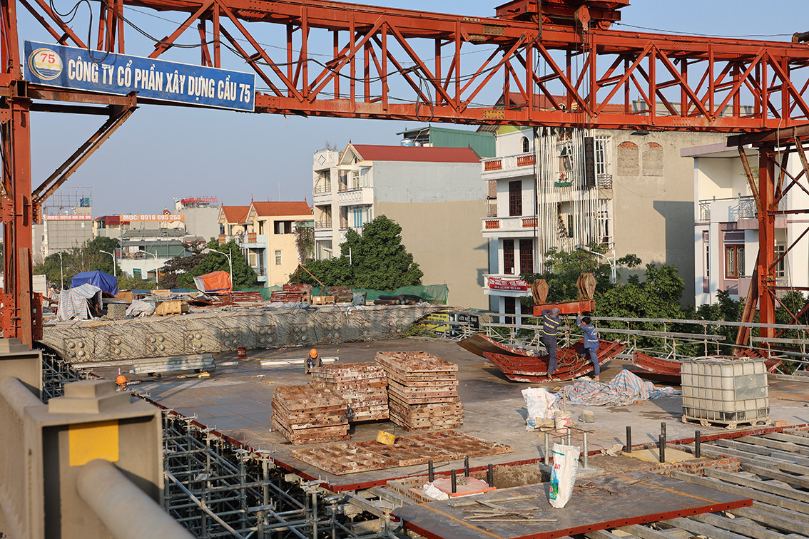 Theo thiết kế ban đầu, tổng mức đầu tư xây dựng cầu Vĩnh Tuy 2 khoảng 2.538 tỷ đồng. Chủ đầu tư là Ban Quản lý dự án đầu tư xây dựng công trình giao thông và UBND TP Hà Nội.