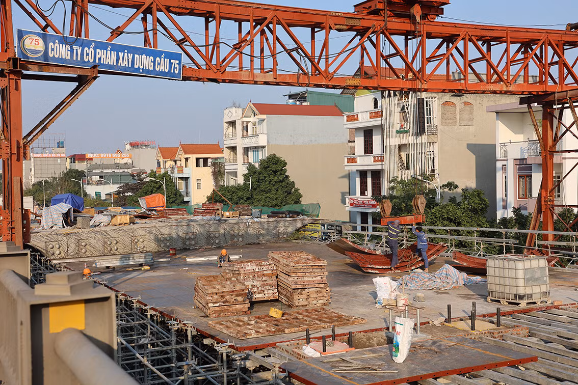 Theo thiết kế ban đầu, tổng mức đầu tư xây dựng cầu Vĩnh Tuy 2 khoảng 2.538 tỷ đồng. Chủ đầu tư là Ban Quản lý dự án đầu tư xây dựng công trình giao thông và UBND TP Hà Nội.