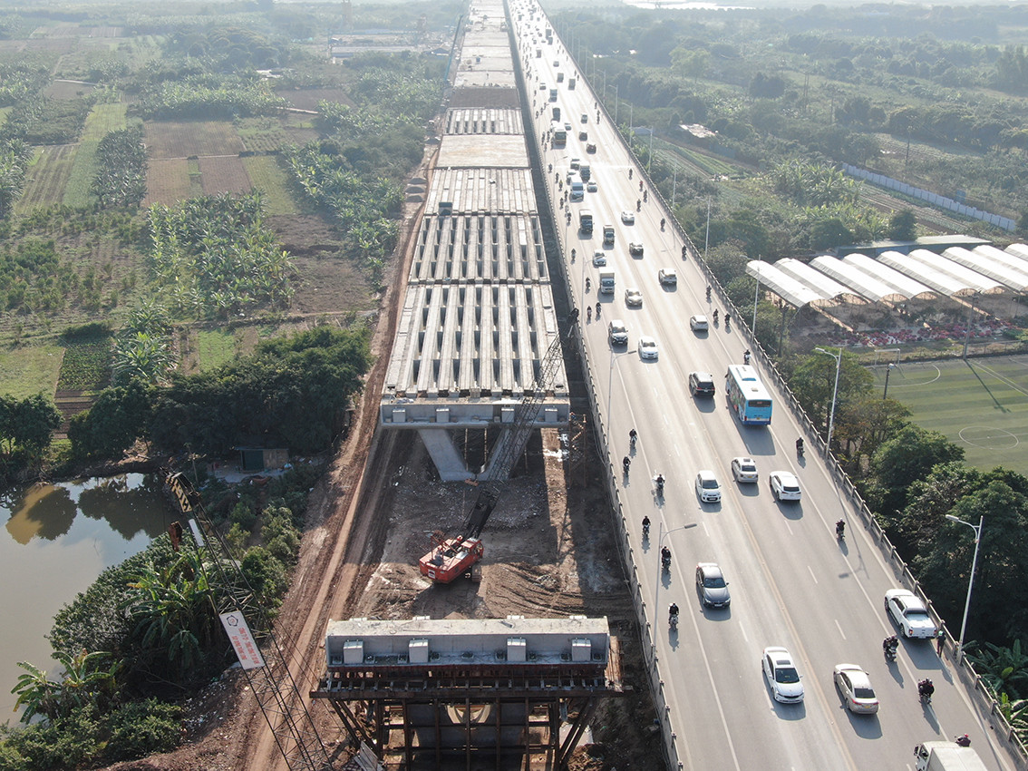 Điểm đầu cầu Vĩnh Tuy 2 giao với đường Trần Quang Khải - Nguyễn Khoái - Minh Khai (quận Hai Bà Trưng), điểm cuối giao đường Long Biên - Thạch Bàn (quận Long Biên).