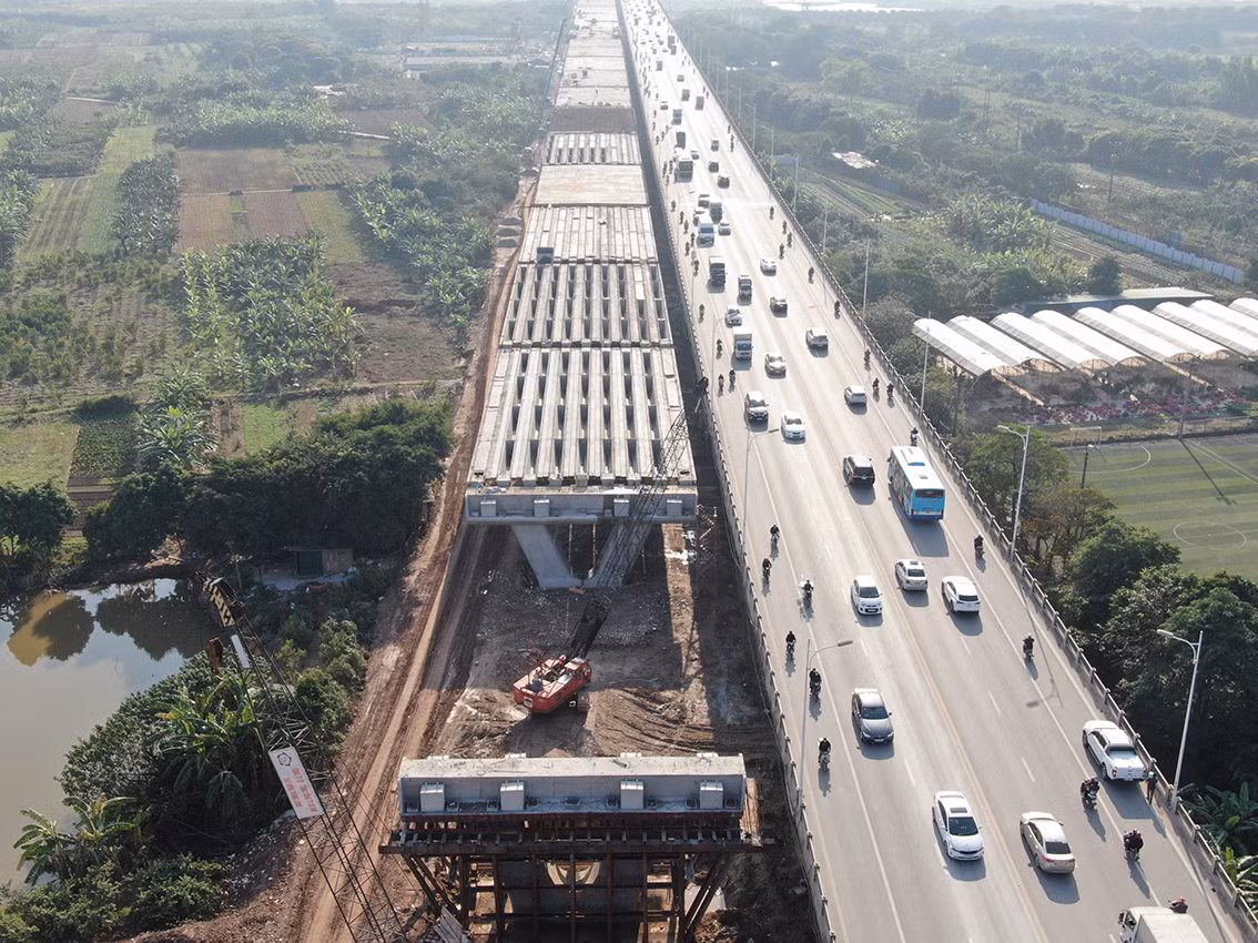 Điểm đầu cầu Vĩnh Tuy 2 giao với đường Trần Quang Khải - Nguyễn Khoái - Minh Khai (quận Hai Bà Trưng), điểm cuối giao đường Long Biên - Thạch Bàn (quận Long Biên).