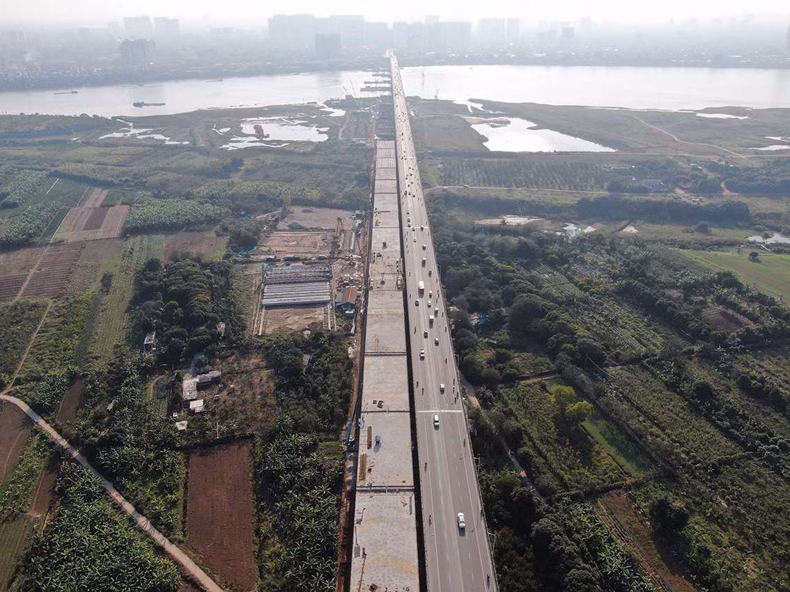 Sau khi đi vào khai thác, cầu Vĩnh Tuy 2 giúp tăng cường lưu thông giữa hai bên bờ sông Hồng và đáp ứng nhu cầu vận tải đang tăng cao giữa trung tâm thủ đô với khu vực phía Bắc và Đông Bắc thành phố.