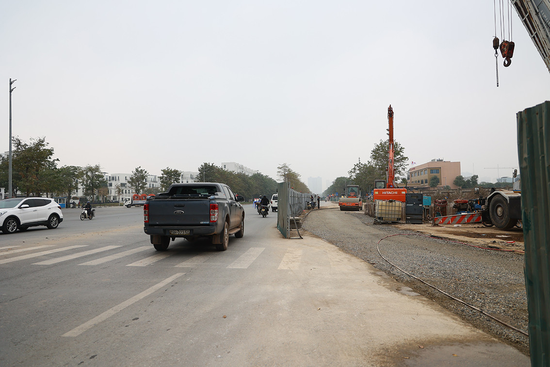 Mặt đường của Đại lộ Chu Văn An bị thu hẹp, gây khó khăn cho việc di chuyển của các phương tiện tham gia giao thông.