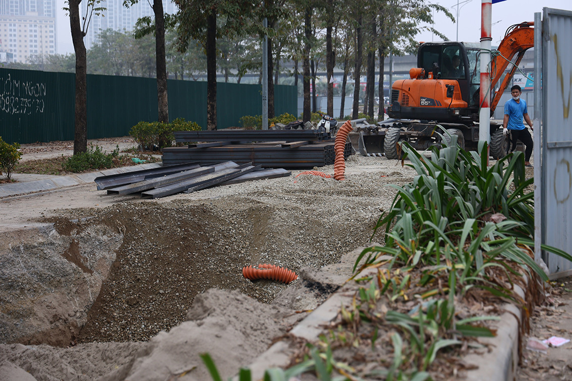 Sau gần 2 năm thông xe, con đường trị giá 1.500 tỷ đồng này lại bị đào lên nham nhở, kéo dài hơn 1 km từ nút giao Vành đai 3 tới dự án nhà máy xử lý nước thải Yên Xá.