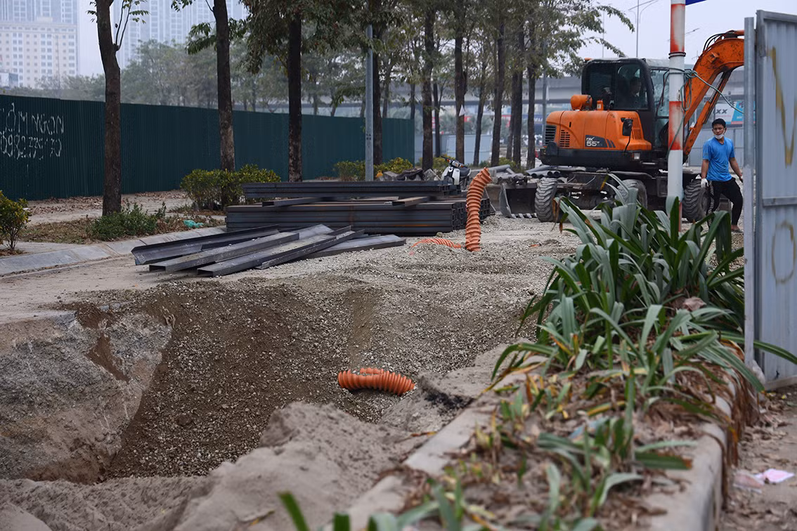 Sau gần 2 năm thông xe, con đường trị giá 1.500 tỷ đồng này lại bị đào lên nham nhở, kéo dài hơn 1 km từ nút giao Vành đai 3 tới dự án nhà máy xử lý nước thải Yên Xá.