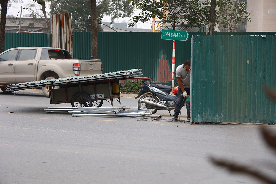 Theo ghi nhận của PV báo Tri thức và Cuộc sống, những ngày gần đây, Đại lộ Chu Văn An xuất hiện nhiều khu công trường được quây rào chắn ngay giữa mặt đường.