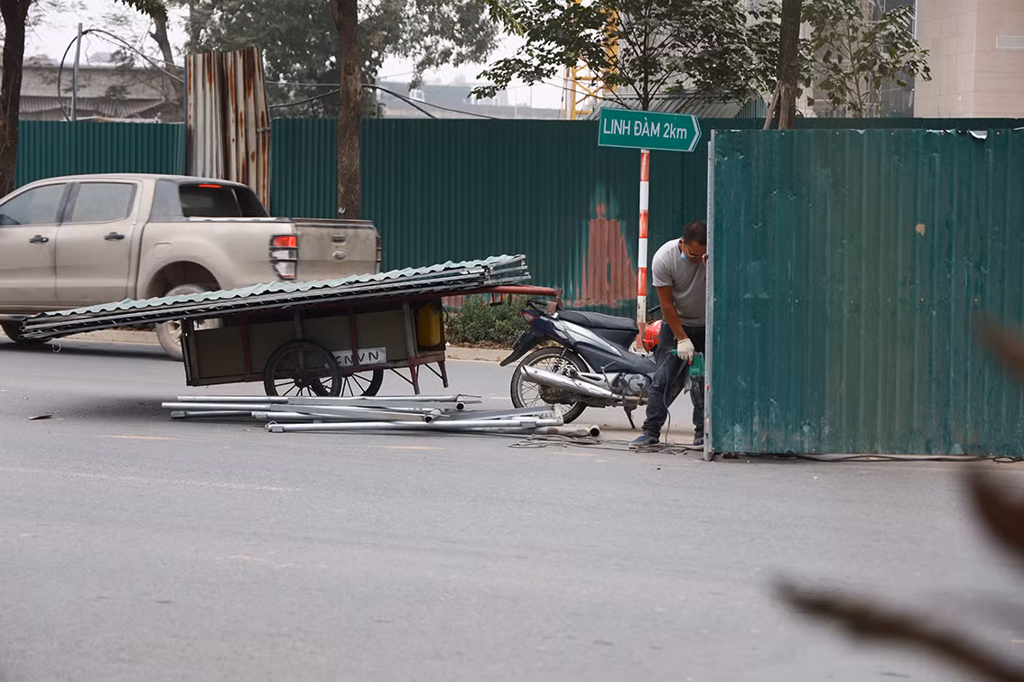 Theo ghi nhận của PV báo Tri thức và Cuộc sống, những ngày gần đây, Đại lộ Chu Văn An xuất hiện nhiều khu công trường được quây rào chắn ngay giữa mặt đường.