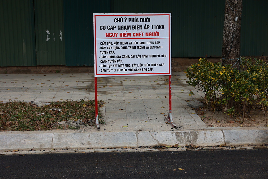 Được biết, những công trường này đang thi công lắp đặt tuyến cáp ngầm 110 kV Linh Đàm - Kim Giang và xuất tuyến trung áp từ trạm biến áp 110 kV Đại Kim.