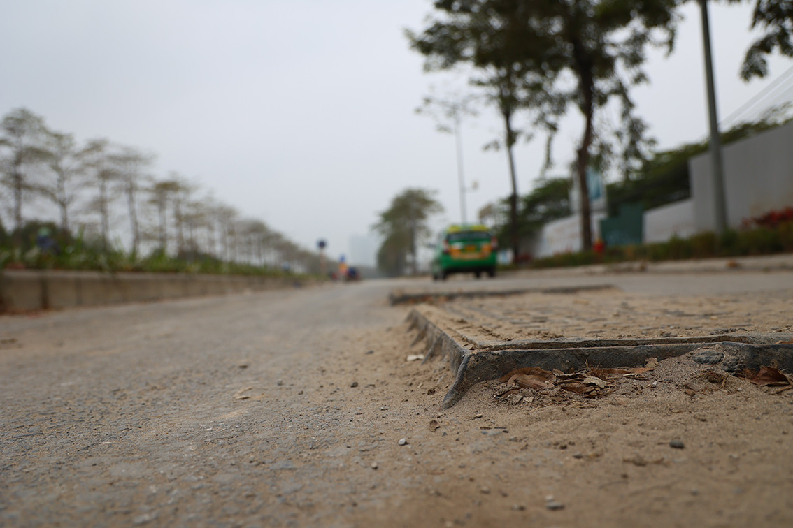 Trong khi đó, nhiều hạng mục của Đại lộ Chu Văn An vẫn còn chưa hoàn thiện sau 2 năm đi vào hoạt động. Trong ảnh: hệ thống nắp cống cao hơn hẳn mặt đường gây nguy hiểm cho người đi xe máy.