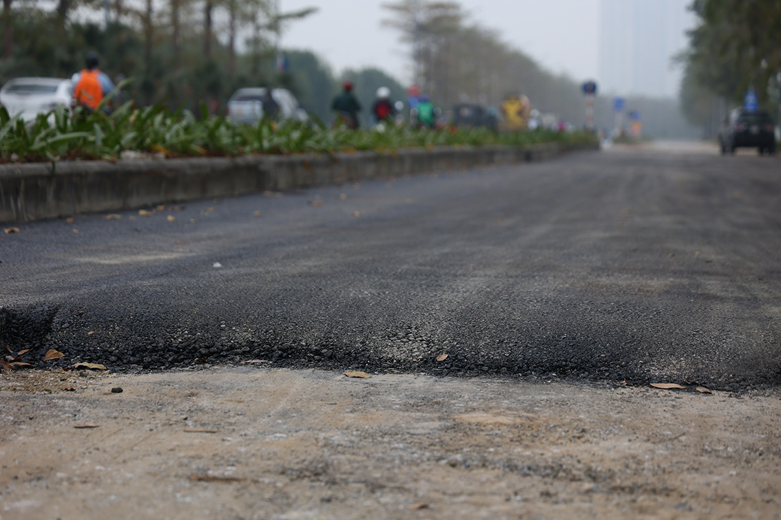 Phần mặt đường cũng không được thảm nhựa đồng bộ. Việc thảm nhựa trên làn đường dành cho xe máy vẫn chưa được hoàn thiện khiến người điều khiển xe máy phải đi vào làn đường dành cho ô tô.