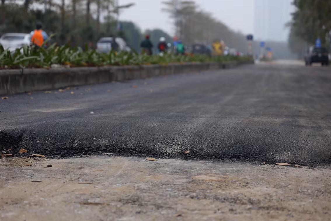 Phần mặt đường cũng không được thảm nhựa đồng bộ. Việc thảm nhựa trên làn đường dành cho xe máy vẫn chưa được hoàn thiện khiến người điều khiển xe máy phải đi vào làn đường dành cho ô tô.