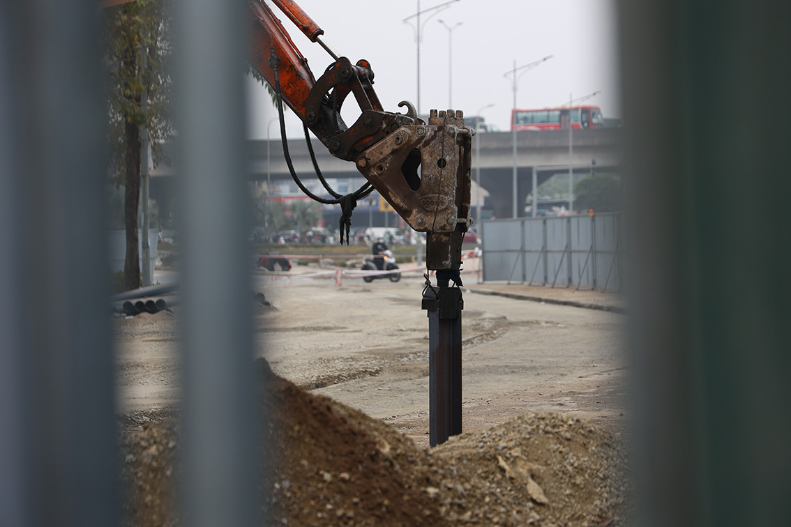 Bên trong khu công trường là hệ thống máy móc liên tục hoạt động, đào xới.