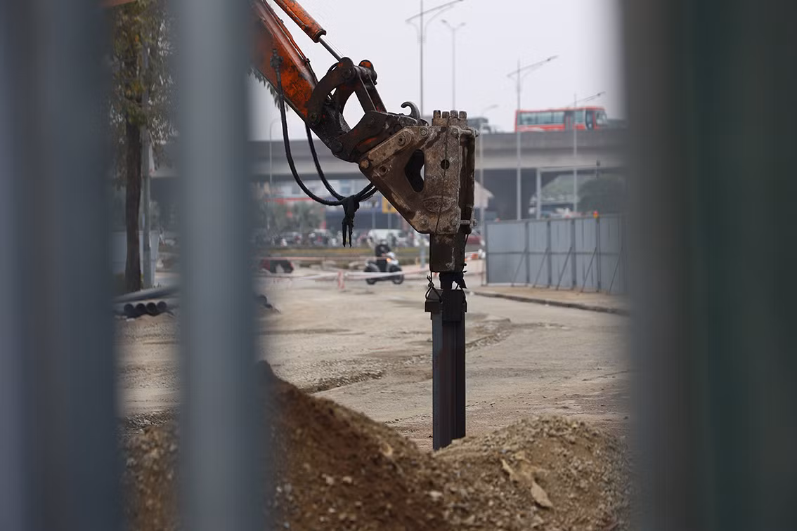 Bên trong khu công trường là hệ thống máy móc liên tục hoạt động, đào xới.