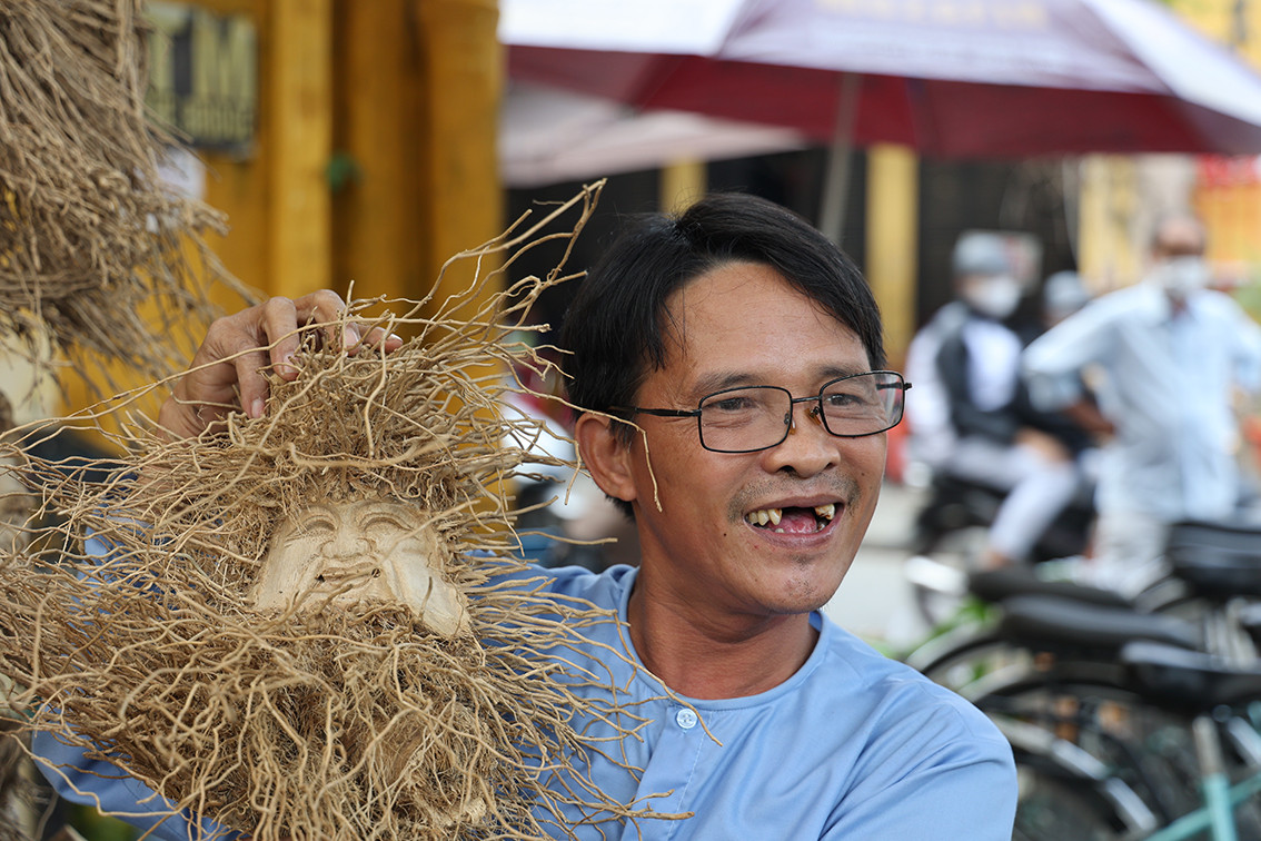 Ban đầu ông nhặt những gốc tre về, rảnh thì ông lôi ra đục, tạc cho nó những khuôn mặt, hình thù chỉ vì “ngứa nghề”. Thế nhưng càng làm càng mê, cái thú tạc tượng gốc tre nó ăn sâu vào máu.