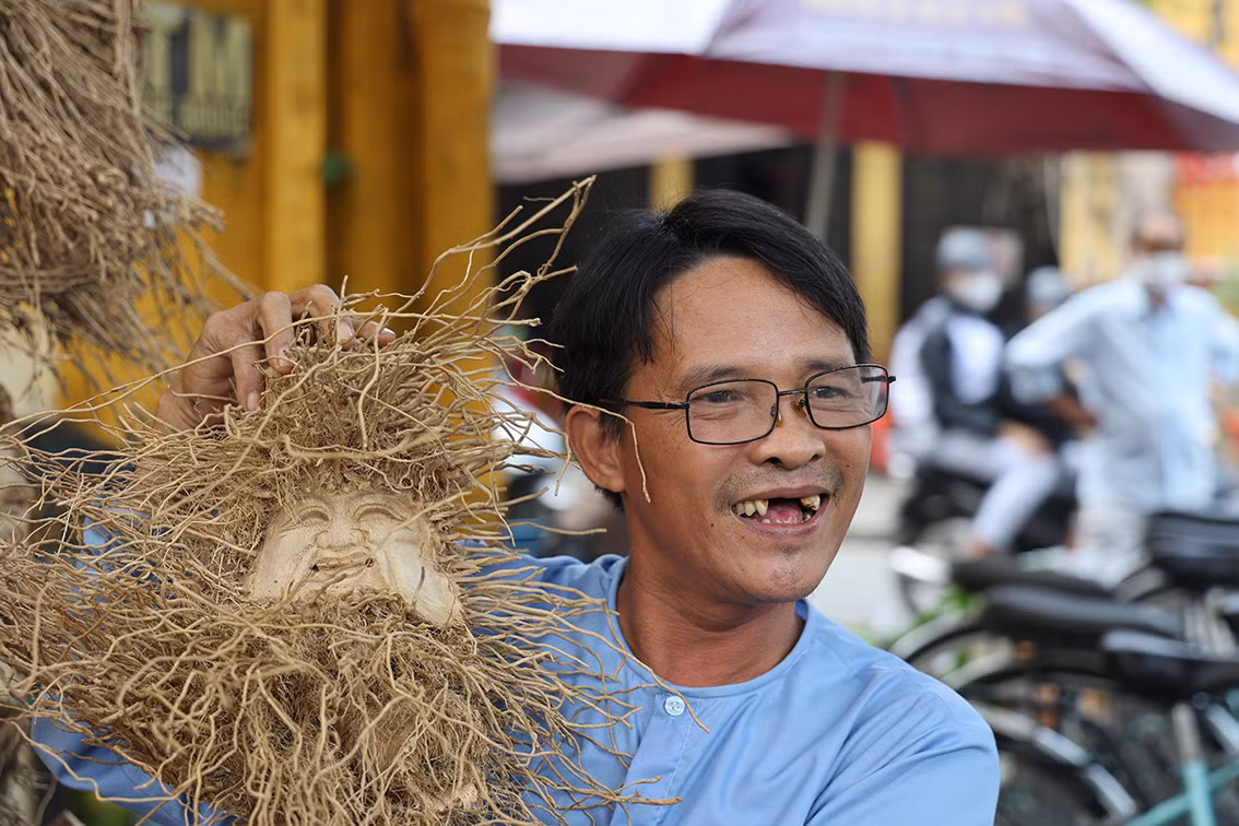 Ban đầu ông nhặt những gốc tre về, rảnh thì ông lôi ra đục, tạc cho nó những khuôn mặt, hình thù chỉ vì “ngứa nghề”. Thế nhưng càng làm càng mê, cái thú tạc tượng gốc tre nó ăn sâu vào máu.