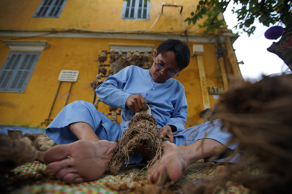 Hằng ngày, ông ngồi trên vỉa hè làm và bày bán tượng tre. Nhưng điều ông vui nhất là được kể cho du khách về tre và về câu chuyện ông bén duyên thế nào với nghề khắc tượng.