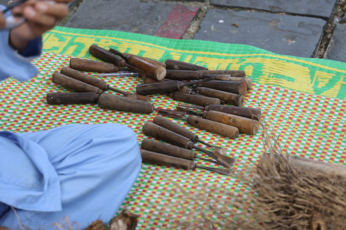 Với mọi người, những gốc tre xù xì, hình thù kỳ quái chẳng có giá trị, nhưng trong mắt một thợ mộc như ông Đỏ nó lại mang sức hút lạ kỳ.