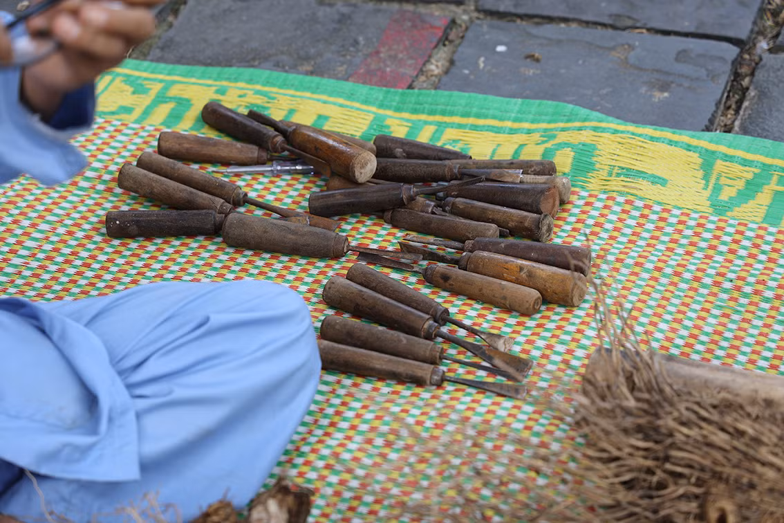 Với mọi người, những gốc tre xù xì, hình thù kỳ quái chẳng có giá trị, nhưng trong mắt một thợ mộc như ông Đỏ nó lại mang sức hút lạ kỳ.