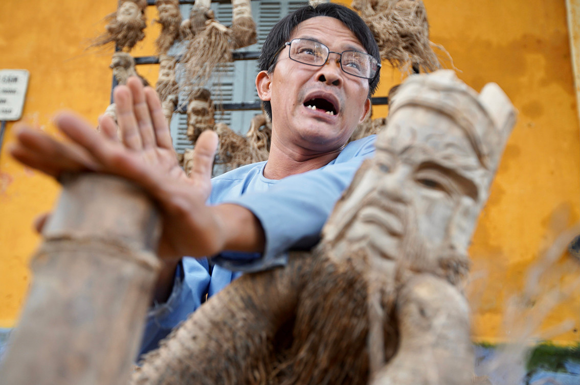 Sau này, ngày càng nhiều người biết đến tượng gốc tre của ông Đỏ, thậm chí họ tìm đến tận nhà để mua. Vì vậy, ông quyết định thương mại hóa đam mê của mình khi đem sản phẩm bày bán tại phố cổ Hội An.