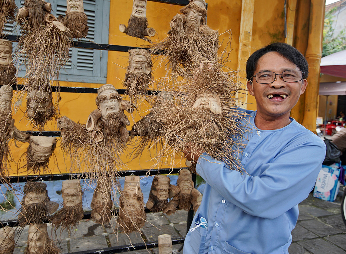 Tuy vậy ông Đỏ không có ý định bỏ nghề vì với người nghệ nhân việc thổi hồn vào tre nó là cái nghiệp.