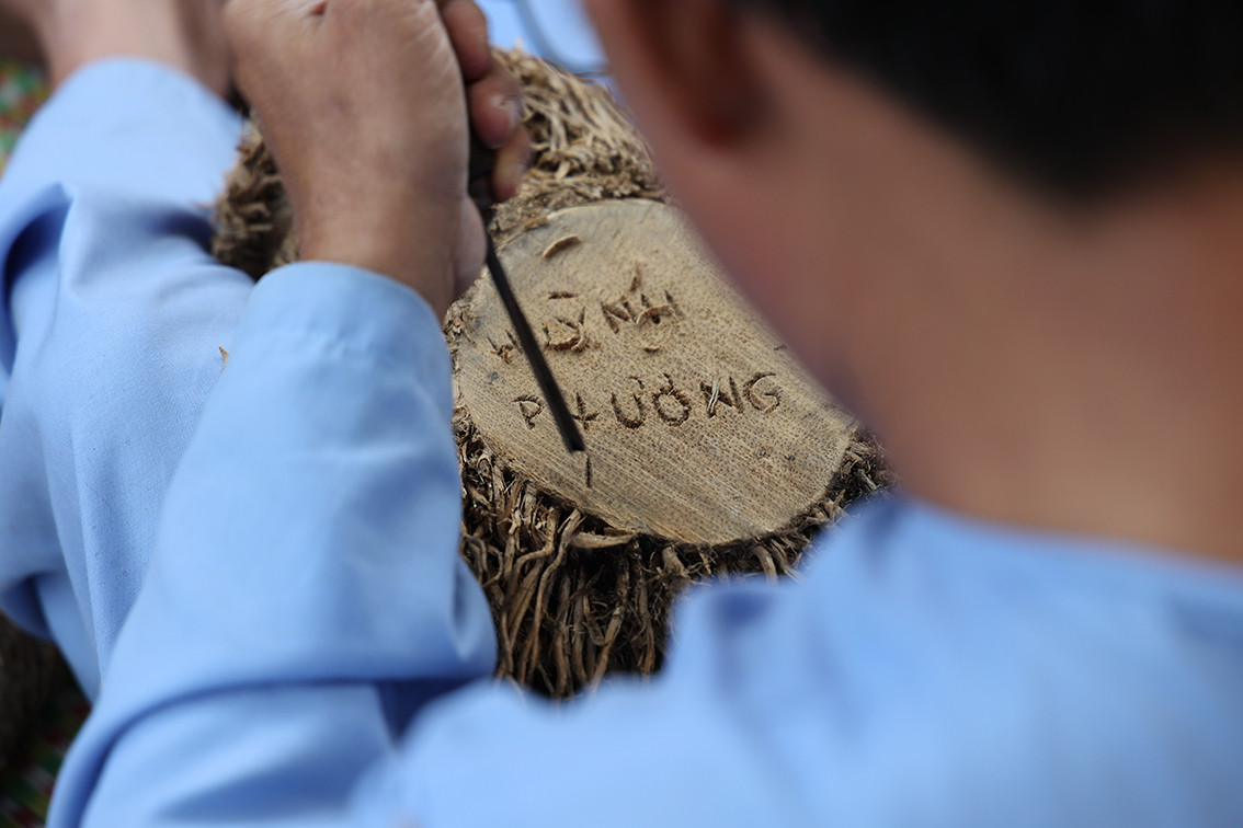 Ông chia sẻ: "Ban đầu tôi chỉ nghĩ đục tượng tre cho vui, nhưng càng làm càng ham rồi sau này nhiều người biết tới. Mọi người kéo đến ngày một đông, rồi nhiều người thích thú ngỏ ý muốn mua vì thấy ấn tượng, từ đó tôi tạc nhiều hơn. Lúc đầu thấy tôi nhặt những gốc tre về chất đầy nhà tạc tượng, có người còn tưởng tôi điên khi thu gom những thứ bỏ đi này.”