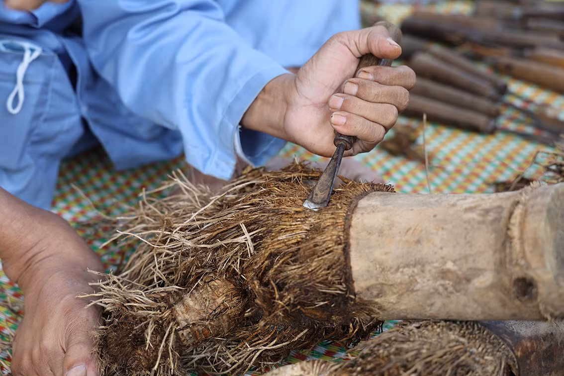 Ông kể năm 1999, miền Trung ngập trắng nước trong trận lũ lịch sử, nhà cửa, cây cối bị cuốn trôi theo dòng lũ. Khi nước rút, mênh mông khắp nơi toàn là cây gỗ, gốc tre từ thượng nguồn bị kéo về. Mọi người nhặt những cây gỗ lớn, gỗ thịt về làm củi, còn những gốc tre thì chẳng ai lấy nên bị dồn lại thành đống.