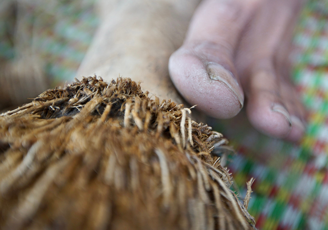 Ông cho biết, trước khi có dịch COVID-19, mỗi ngày ông bán hơn 20 gốc tre điêu khắc, giá thấp nhất từ 350.000-400.000 đồng/chiếc. Giờ dịch COVID, khách du lịch vắng hơn, công việc của ông cũng bị ảnh hưởng vì mất thu nhập.