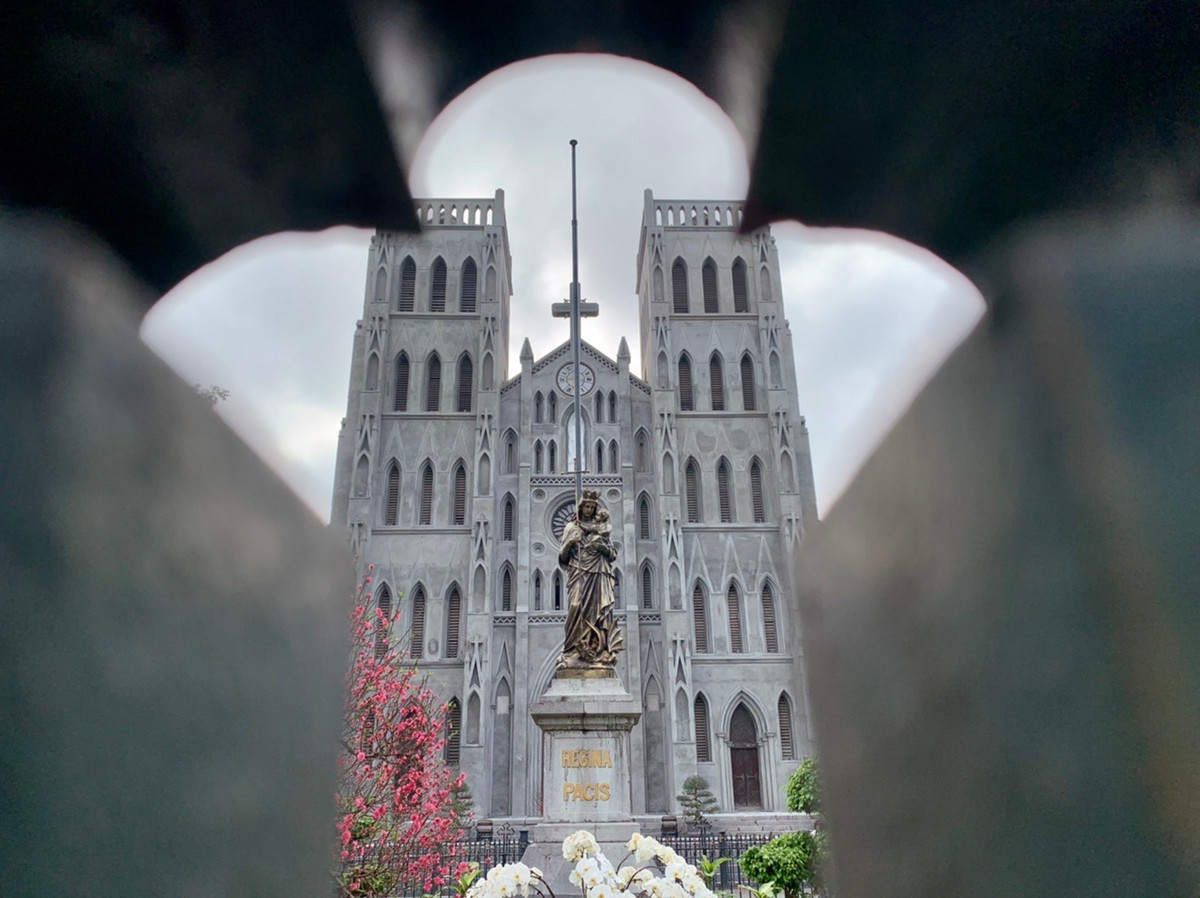 Nhà Thờ Lớn vốn là điểm check-in nổi tiếng tại Hà Nội với vẻ bề ngoài cổ kính được tạo nên bởi thiết kế kết hợp với màu tường rêu phong.