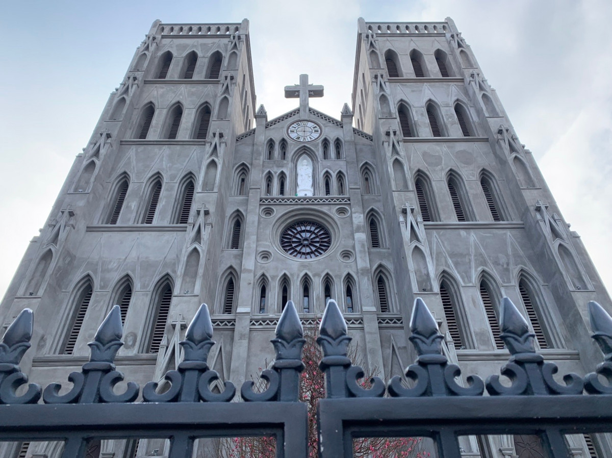 Nhà Thờ Lớn bắt đầu được sửa chữa từ tháng 4/2021, từ thời điểm đó mặt trước Nhà Thờ Lớn luôn được dựng rào, quây bạt xung quanh.