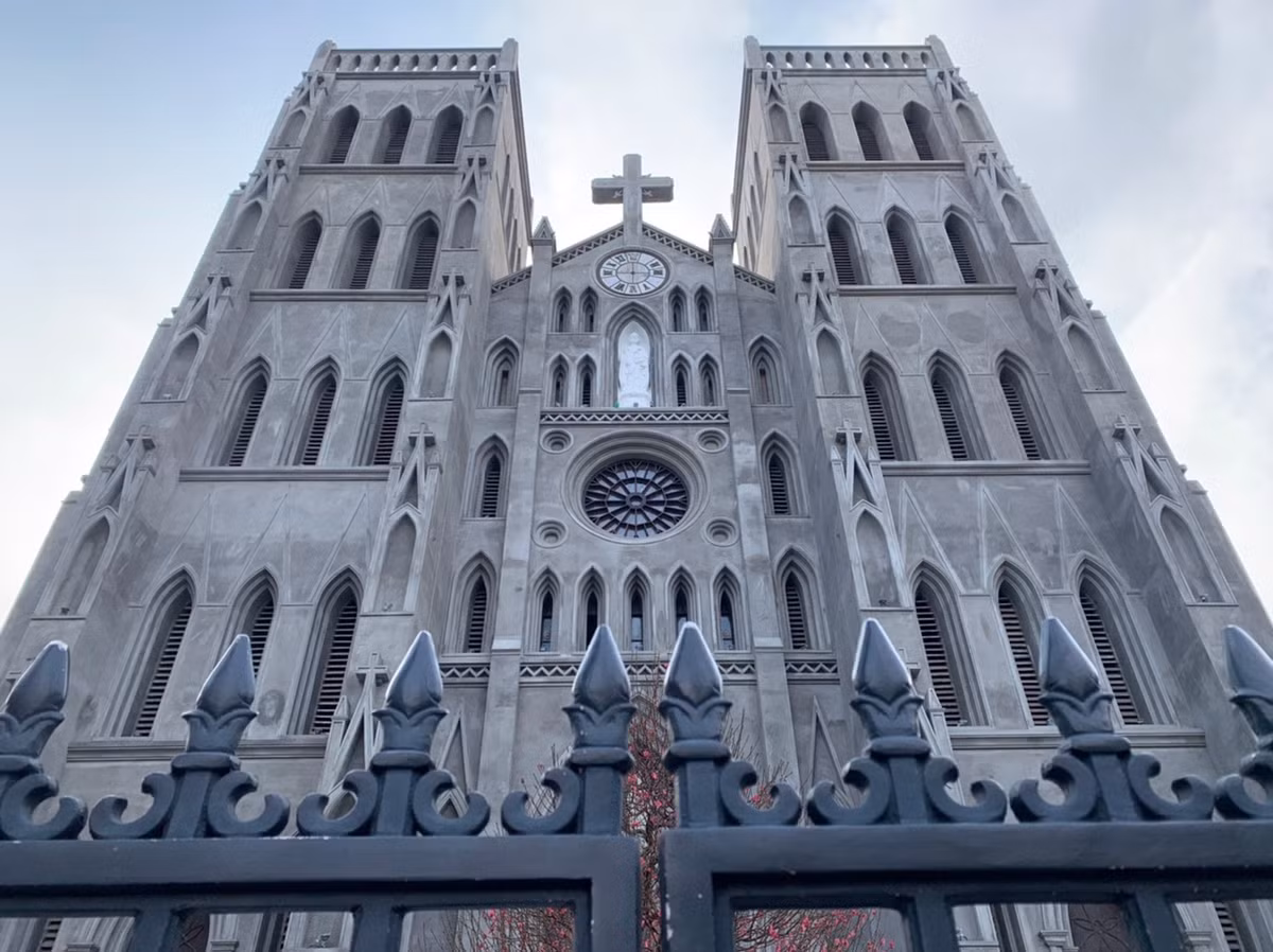 Nhà Thờ Lớn bắt đầu được sửa chữa từ tháng 4/2021, từ thời điểm đó mặt trước Nhà Thờ Lớn luôn được dựng rào, quây bạt xung quanh.